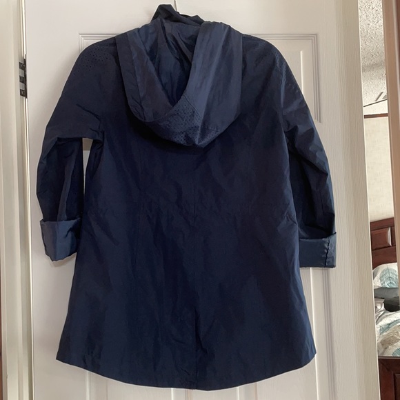 Fall into this navy blue wind and water-resistant jacket - Picture 4 of 6